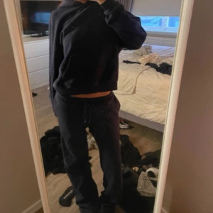 Mjukis set i mörkblå - Säljer båda två tillsammans i ett set! Byxorna är i xxs och hoodien är i xs