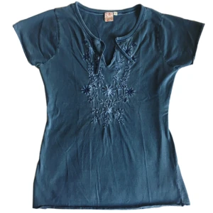 Vintage broderad topp blommor, Indiska  - Söt topp från Indiska med broderade blommor på!