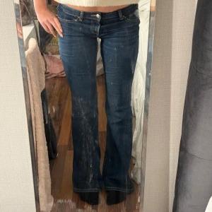 Low waist jeans - Snygga låg missade jeans från HM dom finns inte att köpa längre. Storlek 36 men de är stretchiga så kan passa 38. Passar mig som är 173 i längd. Har slitningar vid fickorna men syns inte så mycket vid användning, se bild! 