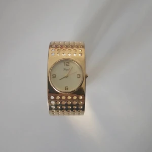 Vintage guldig klocka från Regal med bred länk - Snygg klocka från Regal i färgen guld. 