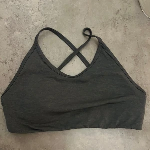 Mörkgrå sport-bh med korsade band - RELODE Prime Seamless Top