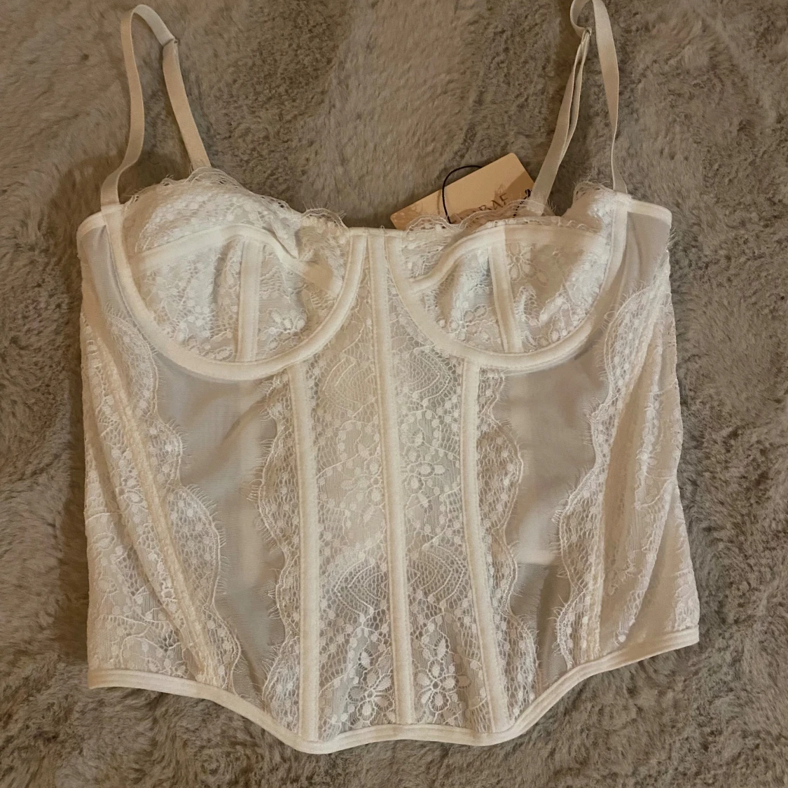 Vit spetskorsett 