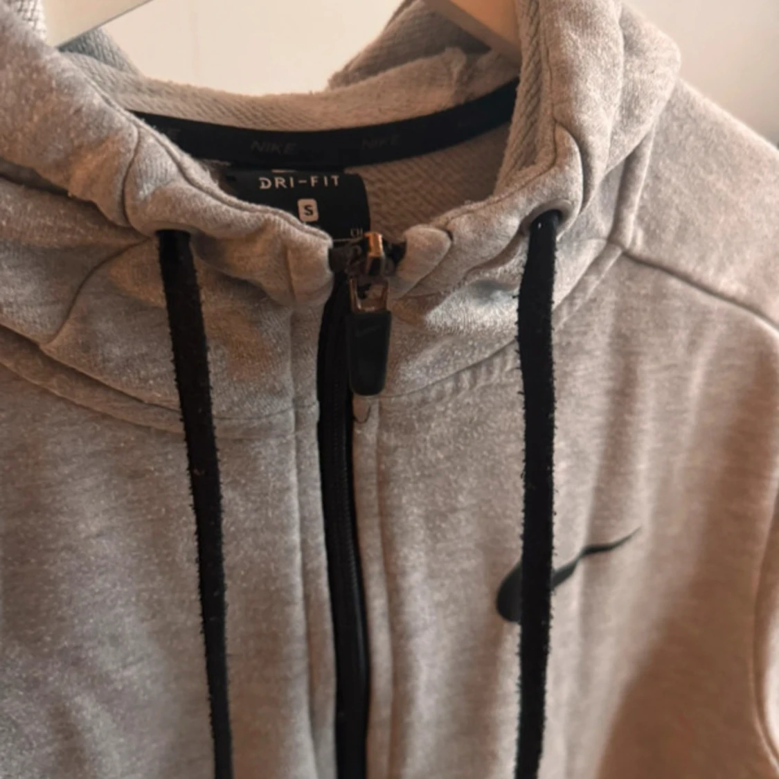 Grå hoodie från Nike - 3