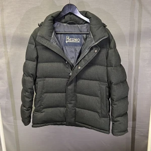 Herno vinterjacka  - Nu har jag en stört sällsynt herno jacka till salu! Size 50 motsvarar M men funkar även för S! Jackan är mörkgrå. Vattentät! Avtagbar luva! Skick 9/10 finns inga defekter! Modellen har slutat tillverkas! Hör av dig vid minsta fundering 🤩