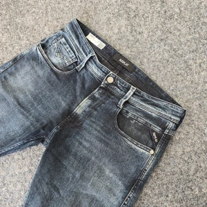 Replay jeans - Supersnygga Replay jeans i storlek W31/L32. Mycket bra skick! Skriv om du undrar något! Priset är inte hugget i sten 🔥
