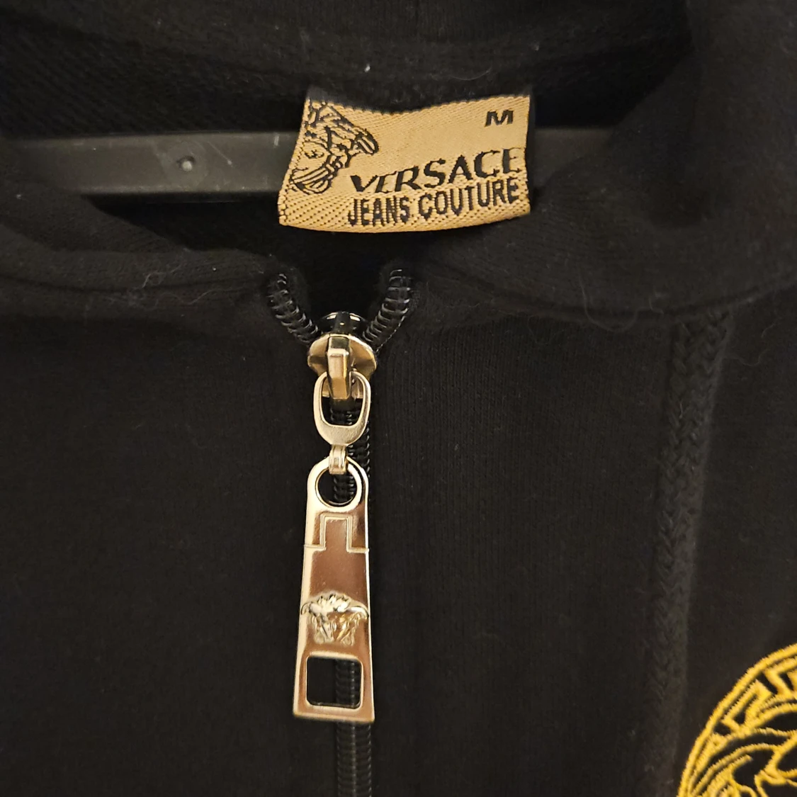 Svart hoodie med gul brodyr - 2