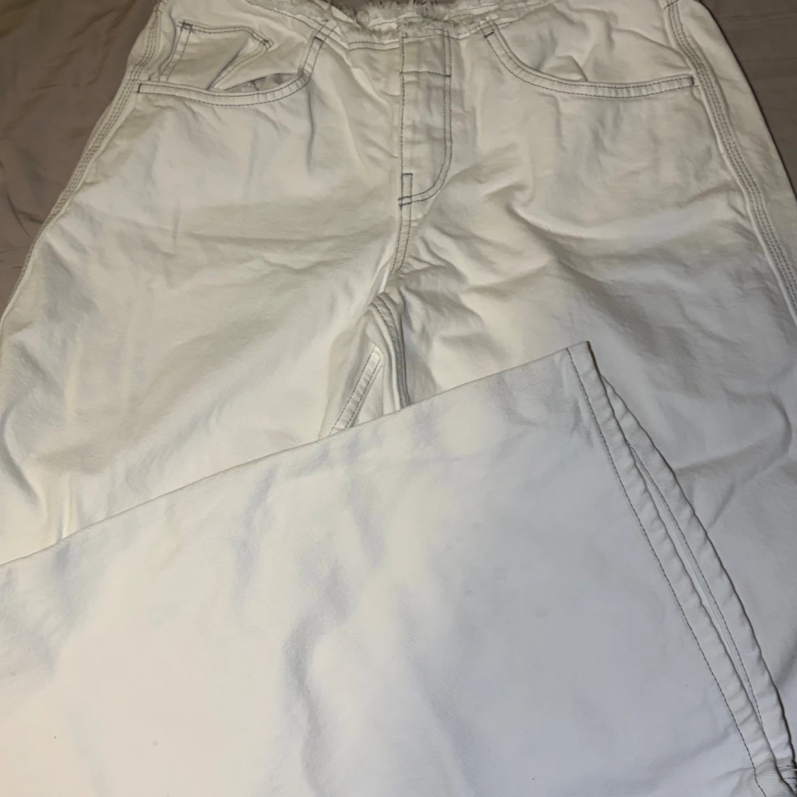 Low waist vita jeans med rå kant