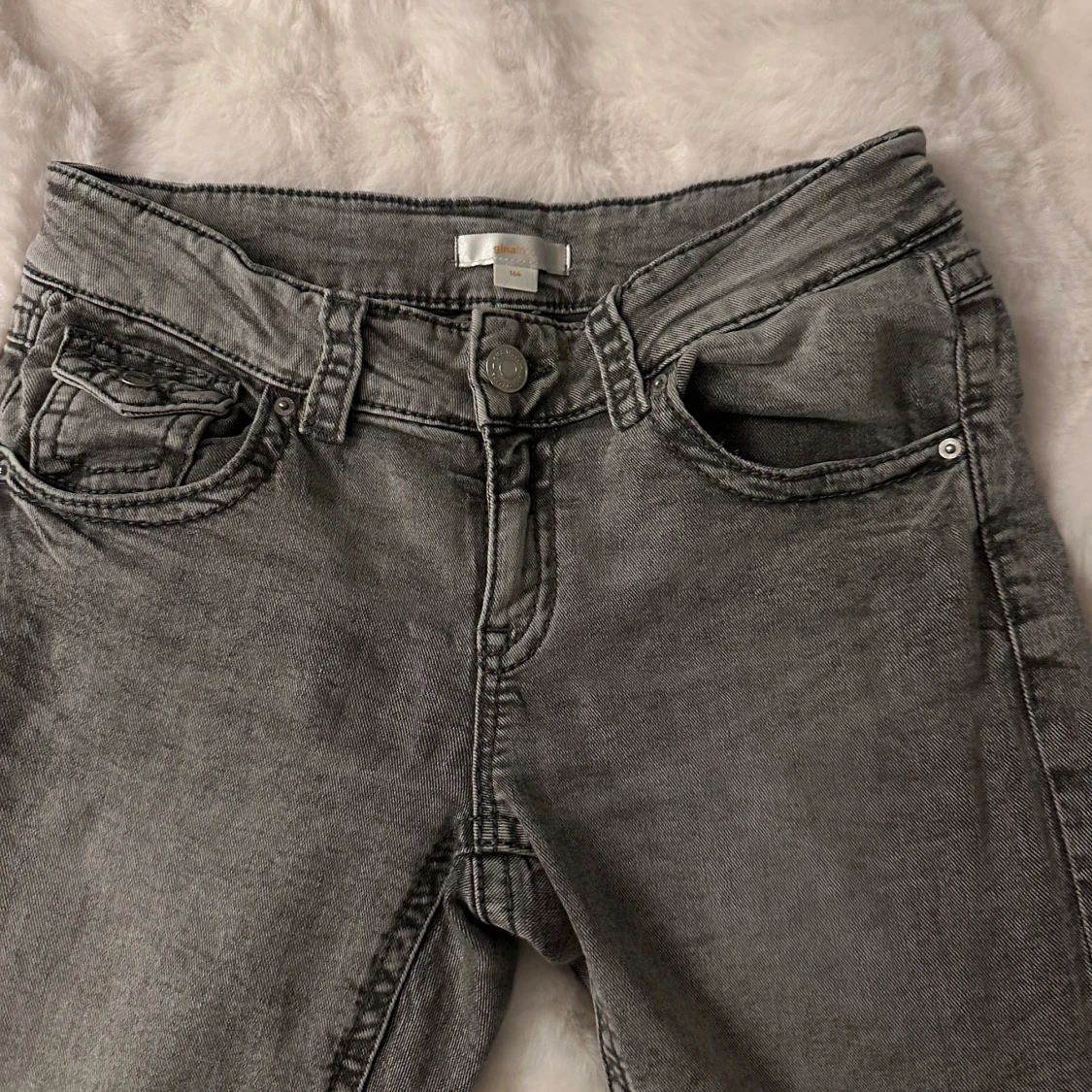 Grå bootcut jeans med fickdetaljer - 2