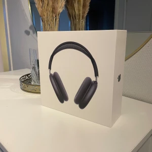 AirPods Max USBC - Snygga Apple AirPods Max i originalförpackning med Smart Case och USB-C kabel. Hörlurarna är i mycket gott skick, inga synliga repor eller slitage. Perfekt för dig som vill ha högkvalitativt ljud och aktiv brusreducering. Komplett med allt som medföljer vid nyköp. Helt oanvända o h helt nya
