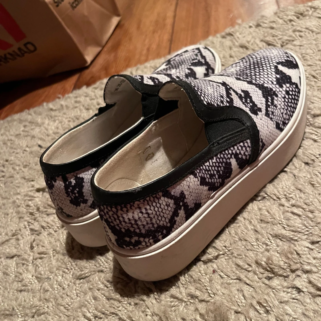 Slip-on sneakers med ormmönster - 1
