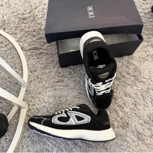 Svarta skor - Säljer nu mina skor eftersom att dem inte kommer till användning. Fint skick. Använda en gång.Storlek 44 men passar 43-44 Priset är ej hugget i sten🙌🏻