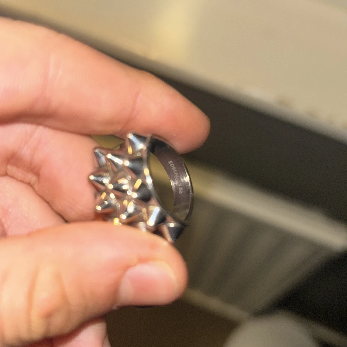 Silvrig Edblad ring med nitar - 1