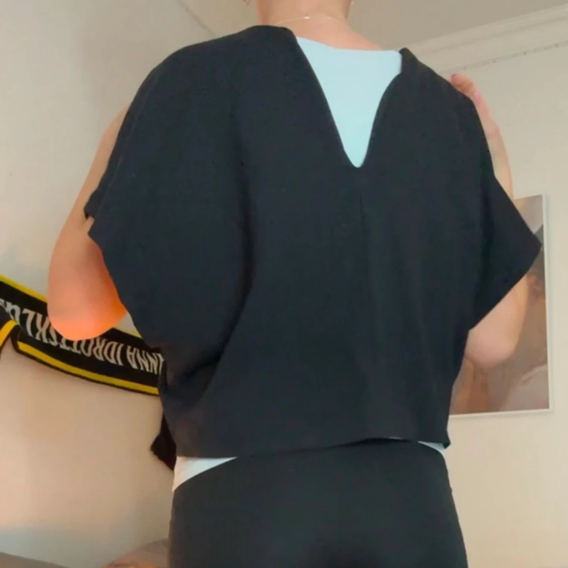 Svart topp med v-ringning - 4