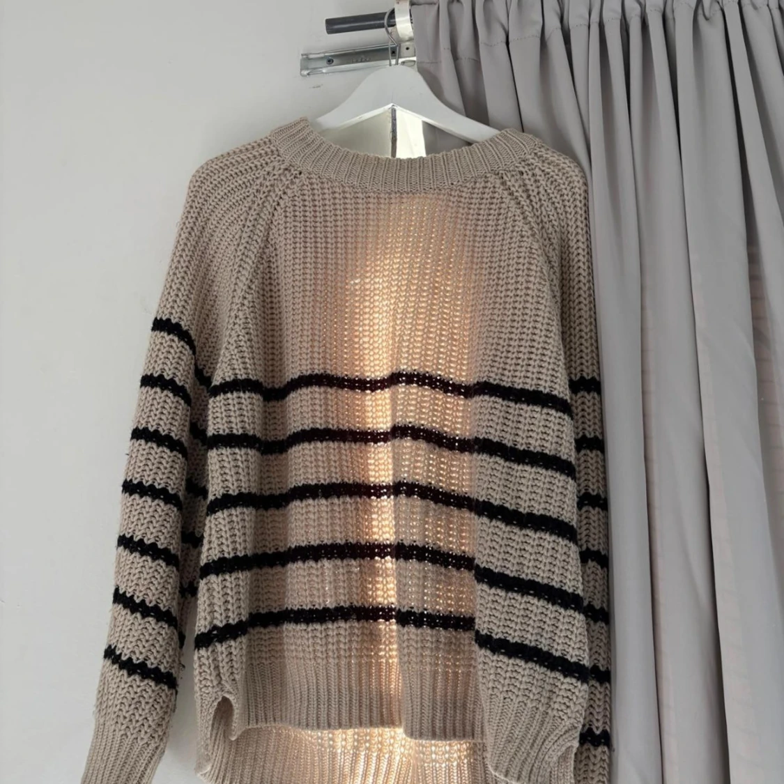 Beige stickad randig tröja - 1