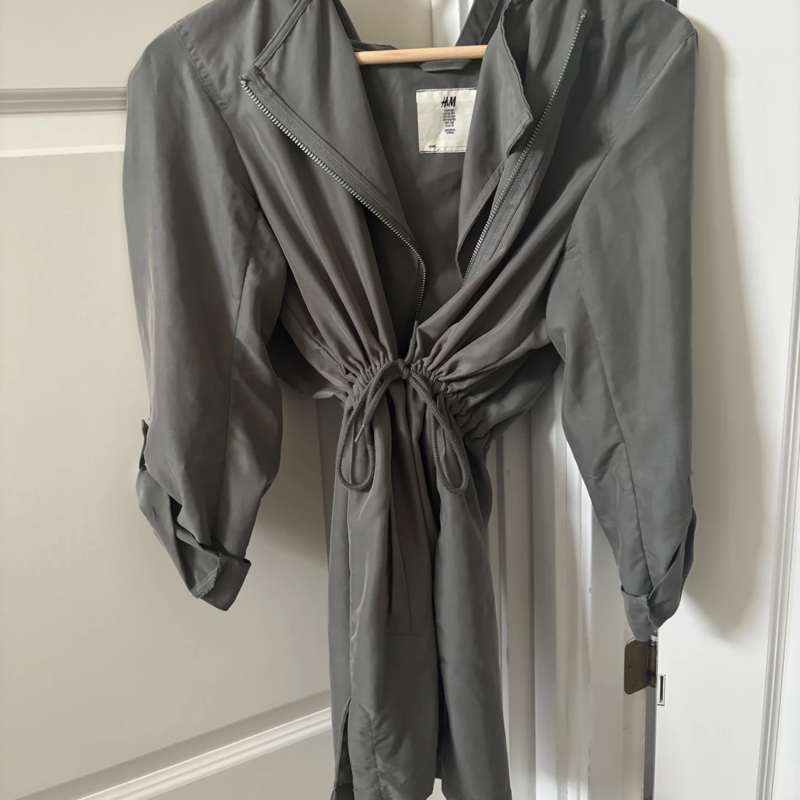 Militär grön tunn jacka med huva från H&M