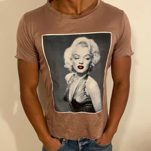 Limitato T shirt - Limitato t shirt i storlek xs, pris kan diskuteras vid snabb affär. Se liknande plagg i min profil:)