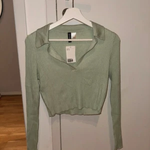 V-ringad långärmad tröja - Mintgrön croppad långärmad tröja från HM Devided i storlek M. Aldrig använd med prislappen kvar.