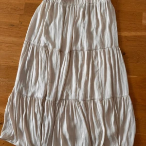 Beige midikjol - Beige midikjol från Gina Tricot. Storlek S. Använd väl men i bra skick, se bilder för mindre skavanker.