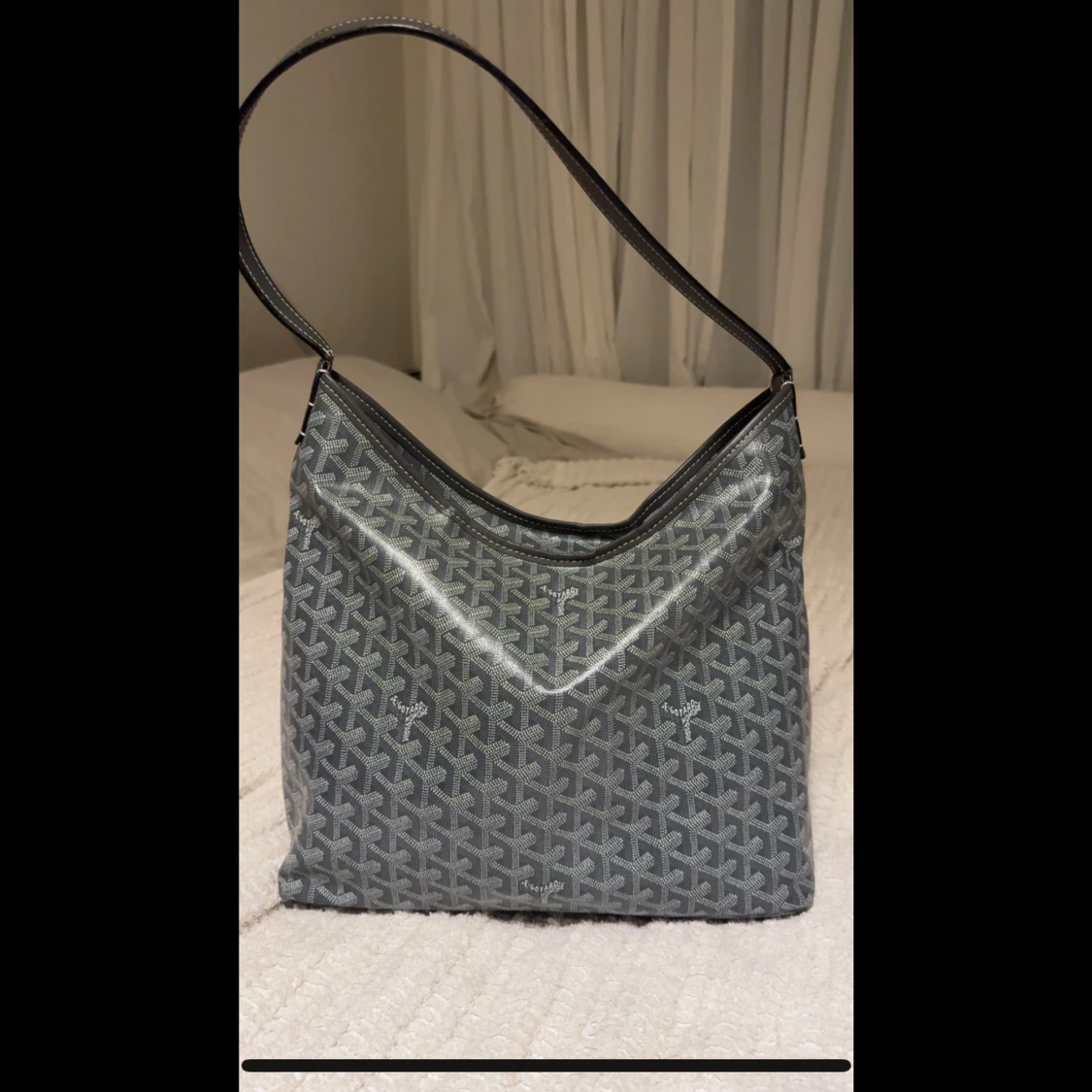 Grå axelväska 