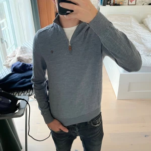 Ljusblå tröja från Morris - Säljer en fin ljusblå stickad halvzip från Morris. Jag är 177cm och väger 62kg. Storlek M. Mycket bra skick, inga defekter eller ej krympt i tvätt