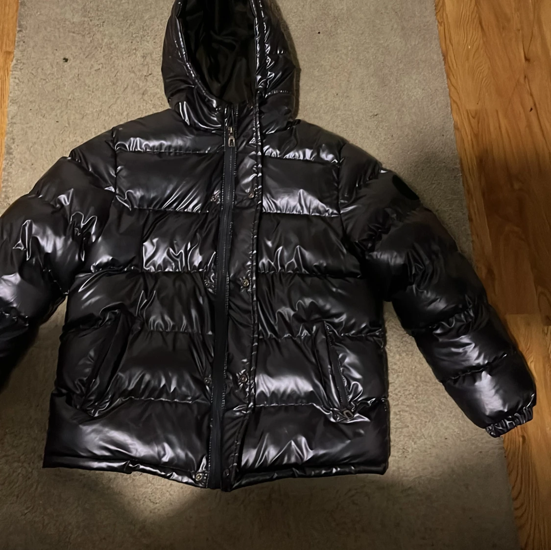 Svart pufferjacka med tryck - 1