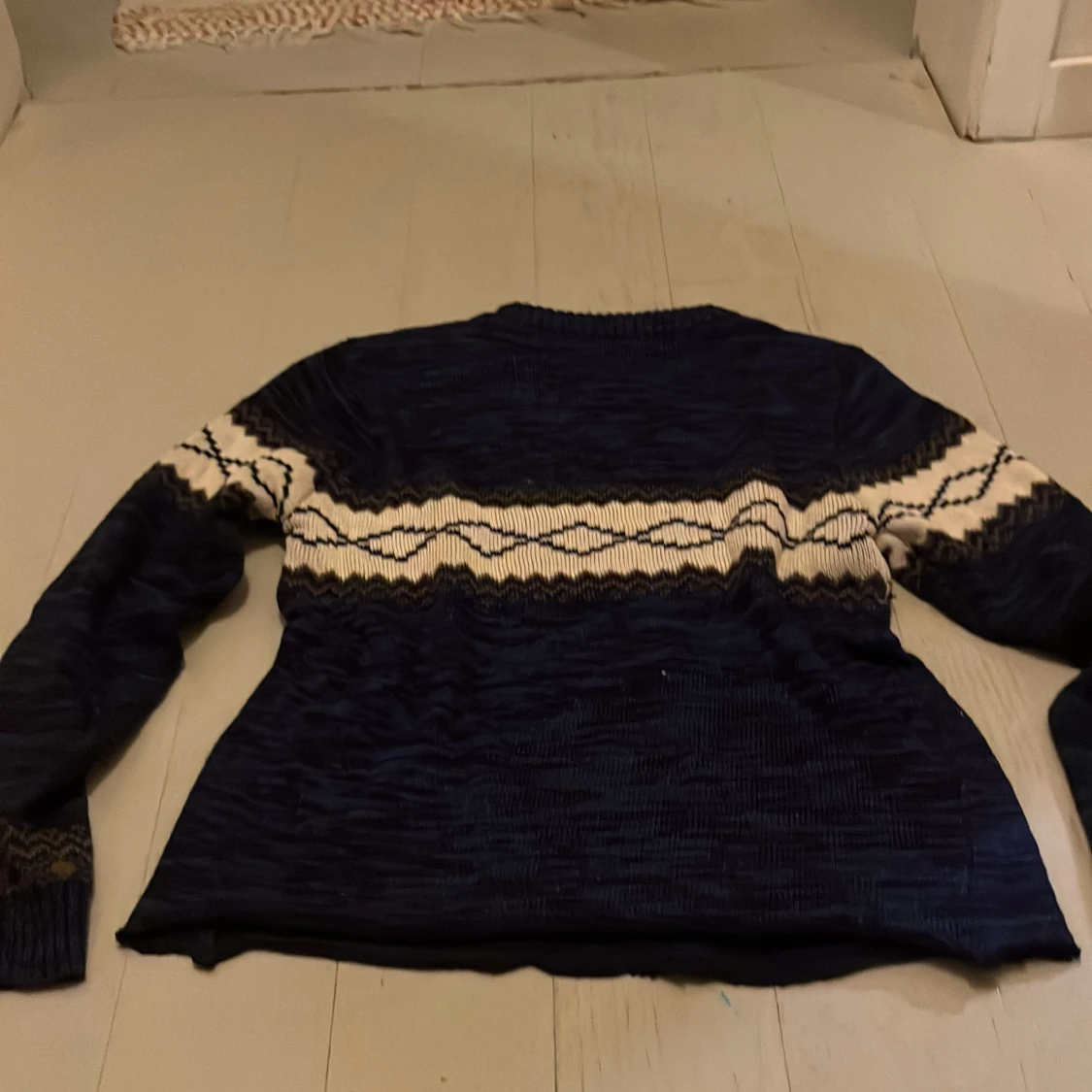 Mörkblå stickad tröja med mönster - 3