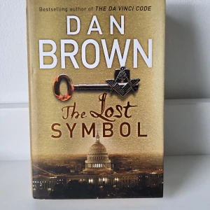 The Lost Symbol - En spännande thriller av Dan Brown där mystiska symboler, hemliga sällskap och gåtor leder dig genom Washington DC:s mörka tunnlar och mäktiga byggnader. Perfekt för dig som gillar mysterier, action och snabba vändningar. En bok som håller dig på helspänn från första sidan!