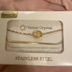 fina armband till tjejer ❤️ - Snyggt armband i guldtonad stainless steel med en oval gul kristall i mitten. Kedjan är tunn och elegant, perfekt för att ge lite extra glow till din stil. Kristallen ger en unik touch och fångar ljuset superfint. Färgen går inte bort