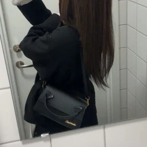 Liten väska - Väska från shein, relativt ny och du kan justera längden på den, anledningen att jag inte vill behålla den e för att jag ändrat min stil! Köpt för ca 70, säljer för 35