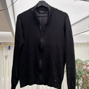 Svart full zip - Svart/grå full zip från Indicode i storlek S. Riktigt skön och snygg. Säljer då den blivit för liten för mig, knappt använd. Hör av er vid frågor :)