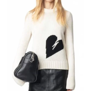 Vit stickad tröja från Zadig  - Vit stickad tröja från Zadig köpt för 3400kr och säljer för 2000kr. Har använt tröjan fåtal gånger så den är som ny❤️❤️ skriv vid frågor 