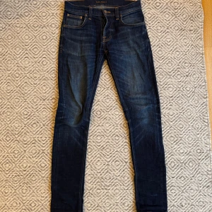 Nudie jeans  - Nudie jeans - Modell: Grim Tim - Storlek: W28/L32 - skick: 8,5/10 (bortsett från hål i båda framfickor) - Nypris runt 2000kr