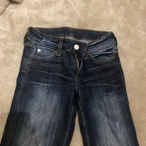Mörk blåa jeans från weekday  - Storlek 27/30 cheap Monday 