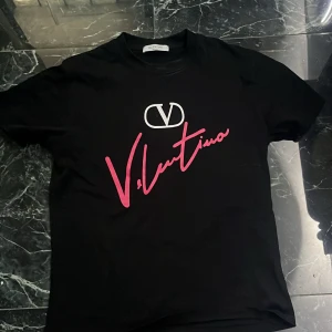 Valentino t shirt - Använd fåtal gånger, påse medföljer. Hör av er vid frågor.