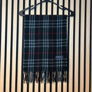 Burberry halsduk  - Svart rutig burberry halsduk | Skick 8/10 | Hör gärna av dig vid minsta fundering😊