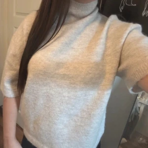 Stickad trekvarts  - svin snygg stickad trekvarts med polo från gina. Storlek S.