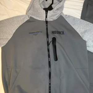 Hoodrich tröja - Säljer en grå hoodie från Hoodrich i storlek XL. Köpt på JD. Helt oanvänd och i nyskick. Kvitto finns!