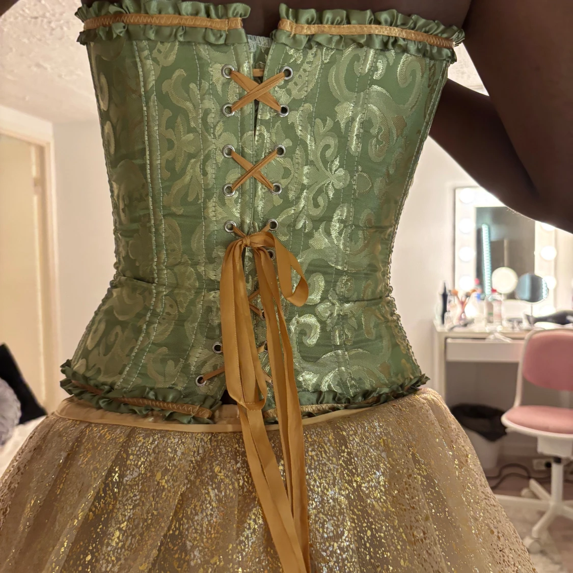 Grön och guldig prinsessklänning - 2