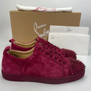 Louboutin skor  - Hej! Säljer nu dessa sjukt snygga Loubs skor. Skorna är i toppskick! Har begränsat antal boxar och dustbag. Hör av dig vid frågor. 