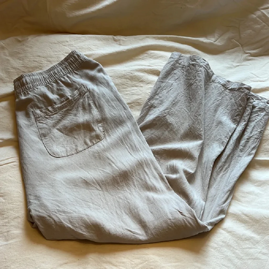 Beige linnebyxor, storlek M