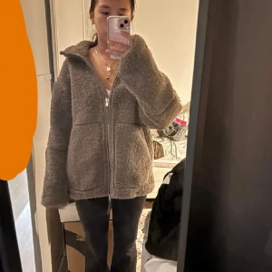 Hm teddyjacka - Säljer den här teddy jackan från HM som jag köpte på Plick för nån vecka sedan men som jag ej använt💞