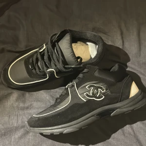 Svarta skor - Snygga svarta sneakers endast använda 1 gång skriv gärna vid frågor strl 43