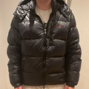 Polo Ralph lauren jacka - Svart polo Ralph lauren vinter dun jacka. Perfekt nu till vinter när det är kallare väder. Använd fåtal gånger.