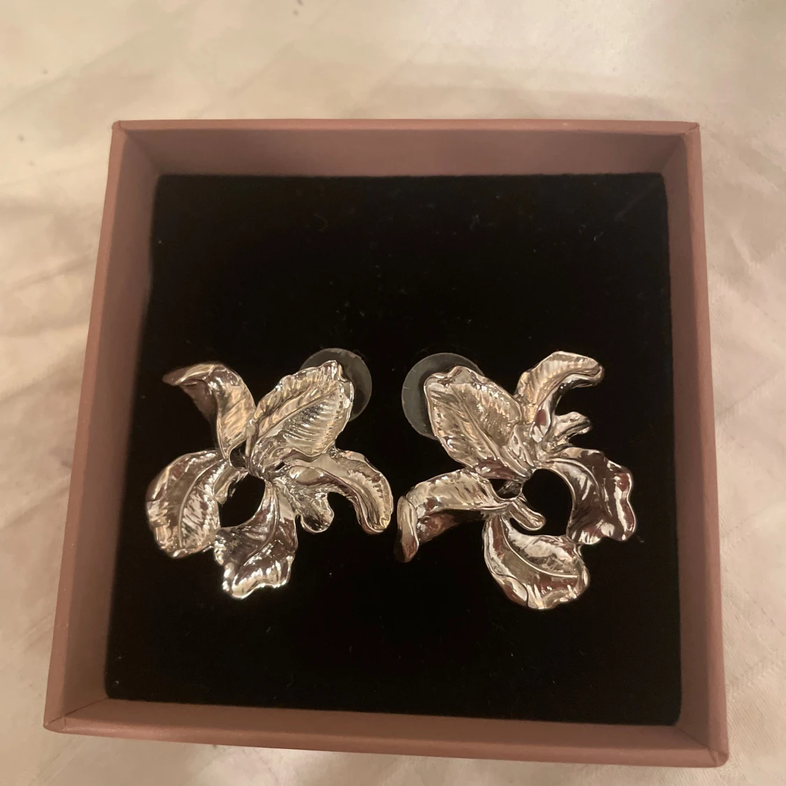 Silvriga blomformade örhängen