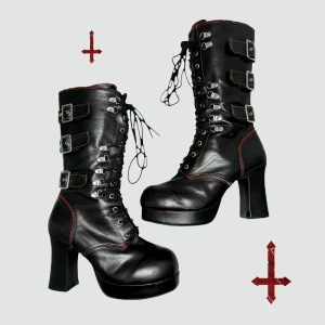 Demonia GOTHIKA-101 - Spicy AF vintage boots från Demonia! ⛓️🔥🖤Storlek 39 (innermått ~24cm) 📏I schysst begagnat skick med lätt naturligt ytterslitage ✨Finns stretchig resår upptill för optimal passform. Mycket svåra att få tag på så passa på att göra ett rare fynd!! 🤩Köp nu 💌