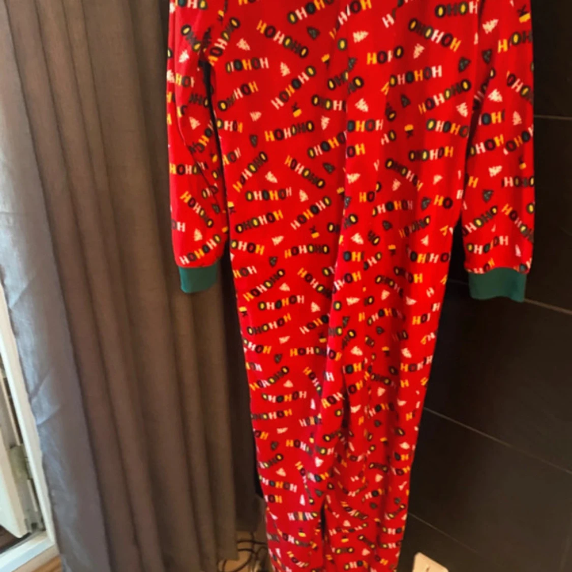 Röd julig onesie med huva - 2