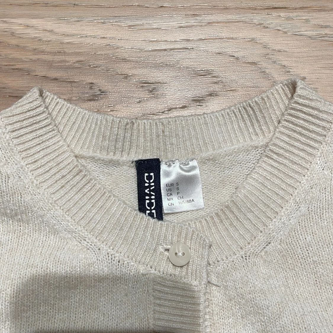 Beige kortärmad kofta från DIVIDED - 2