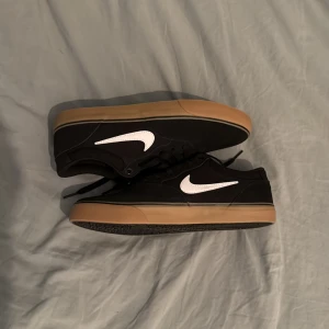 Nike dunk skor  - Har aldrig använt de utomhus bara testat inomhus de luktar fortfarande nytt inuti de. 