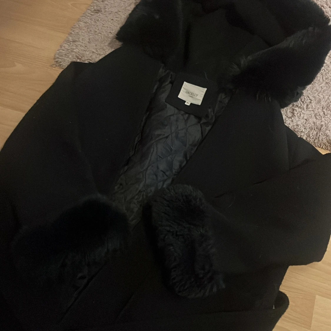 Svart kappa med fuskpäls från Orcelly - 1
