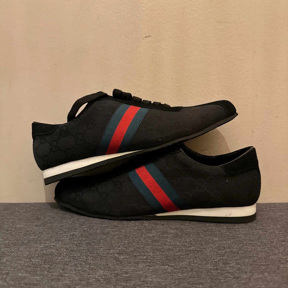 Svarta 𝒢𝒢 skor - 2